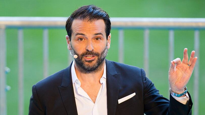 Der 48-jährige Journalist und Autor Raphael Honigstein wurde in München geboren. Seit 1993 lebt er in London und berichtet über die Premier League - auch als Co-Kommentator und Reporter für Sky. Der 48-jährige Journalist und Autor Raphael Honigstein wurde in München geboren. Seit 1993 lebt er in London und berichtet über die Premier League - auch als Co-Kommentator und Reporter für Sky.