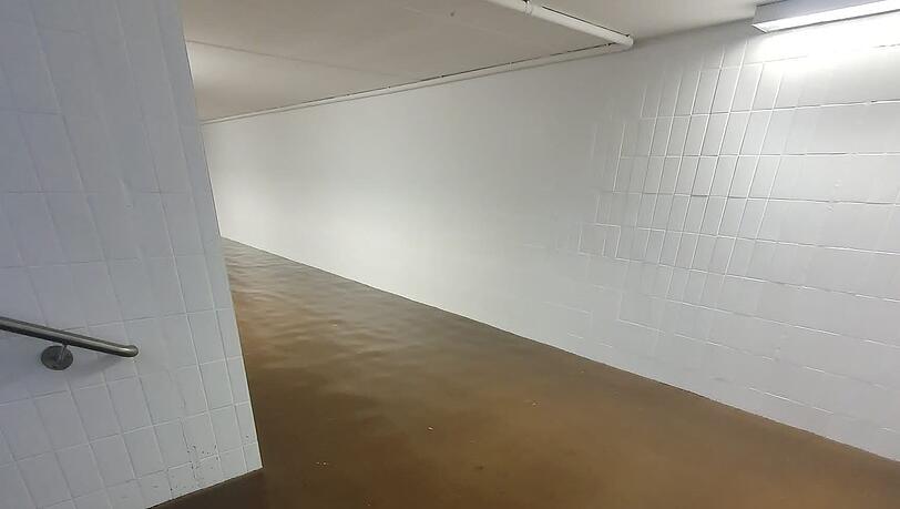 Die überschwemmte Fußgängerunterführung am S- Bahn Haltepunkt Daglfing.