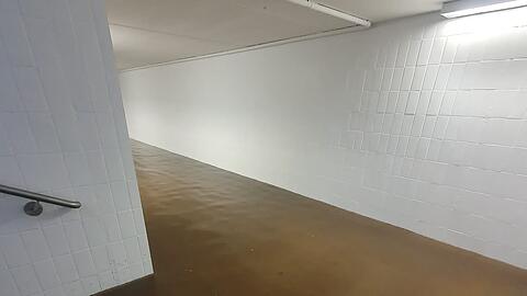 Die überschwemmte Fußgängerunterführung am S- Bahn Haltepunkt Daglfing.
