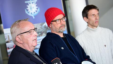 Umweltminister Till Backhaus (SPD, l.) sagte, der Wal brauche jetzt vor allem Ruhe.