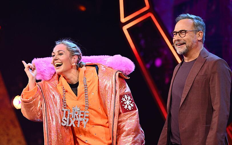 Ein sensationelles, aber viel zu kurzes Coembach: Ruth Moschner, jahrelang die Koryphäe am Ratepult, kehrte als "Three Sixty" zu "The Masked Singer" zurück - und wurde gleich enttarnt. Ein sensationelles, aber viel zu kurzes Coembach: Ruth Moschner, jahrelang die Koryphäe am Ratepult, kehrte als "Three Sixty" zu "The Masked Singer" zurück - und wurde gleich enttarnt.