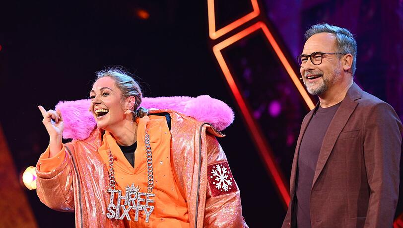 Ein sensationelles, aber viel zu kurzes Coembach: Ruth Moschner, jahrelang die Koryphäe am Ratepult, kehrte als "Three Sixty" zu "The Masked Singer" zurück - und wurde gleich enttarnt. Ein sensationelles, aber viel zu kurzes Coembach: Ruth Moschner, jahrelang die Koryphäe am Ratepult, kehrte als "Three Sixty" zu "The Masked Singer" zurück - und wurde gleich enttarnt.