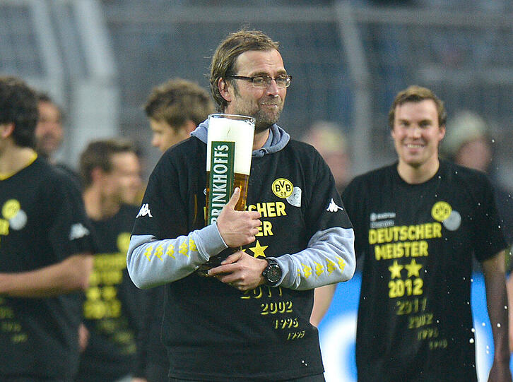 Spielerfrauen stürmen den Rasen, Klopp knutscht alle: Die Dortmunder lassen's krachen. Die Bilder von der BVB-Party