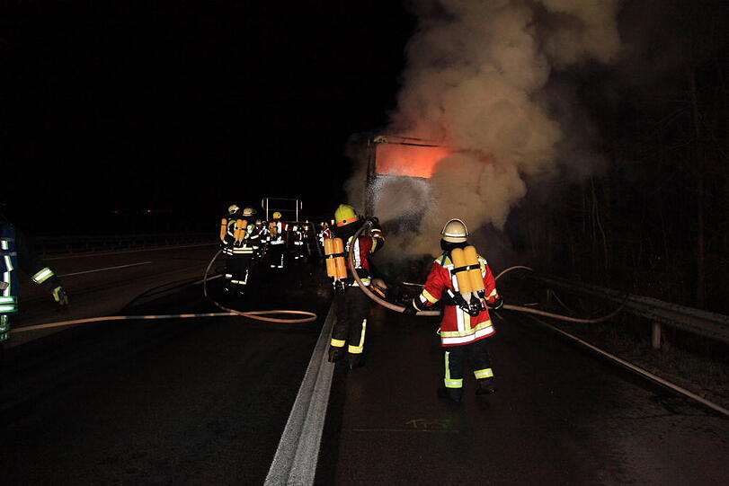 Ein Reisebus aus den Niederlanden steht auf der A8 in Richtung München in Flammen. Die Bilder vom Feuerwehreinsatz.