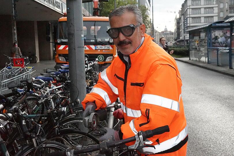 Schrotträder-Beseitigung am Hauptbahnhof. Ab Montag wird ausgemistet.