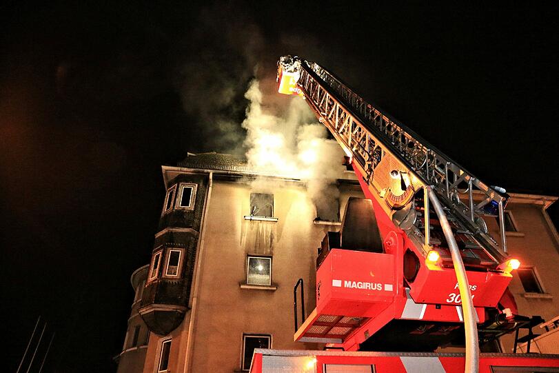 Ein Mann in Küps hat mit einer Zigarette seine Wohnung in Brand gesetzt - die Bilder vom Feuerwehreinsatz.