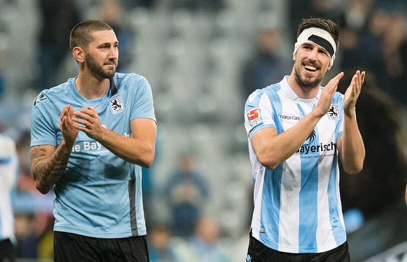 Applaus für das 6:2: Sascha Mölders und Milos Degenek jubeln nach Spielende.