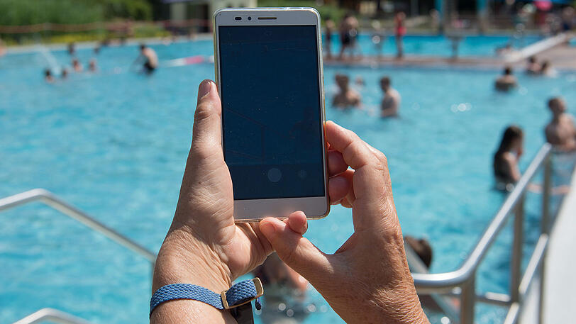 Immer mehr Schwimm- und Freibäder verbieten die Nutzung von Smartphones.