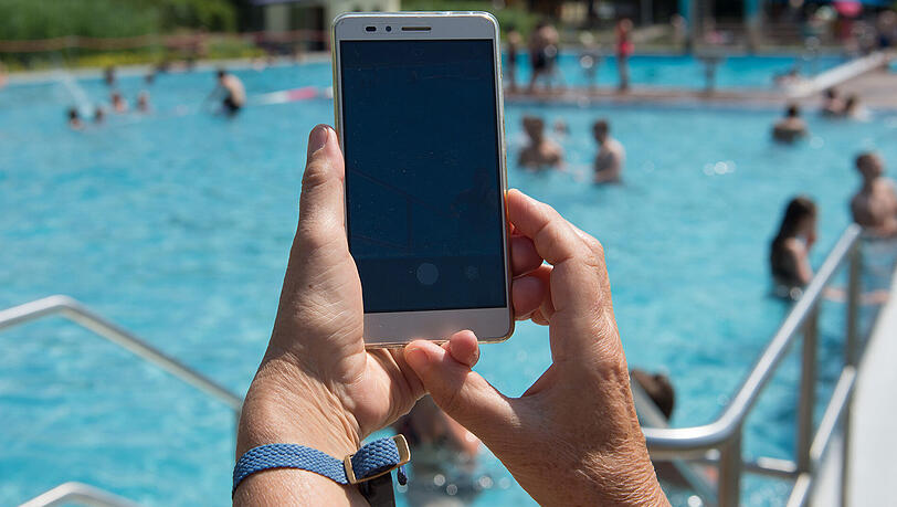 Immer mehr Schwimm- und Freibäder verbieten die Nutzung von Smartphones. Immer mehr Schwimm- und Freibäder verbieten die Nutzung von Smartphones.
