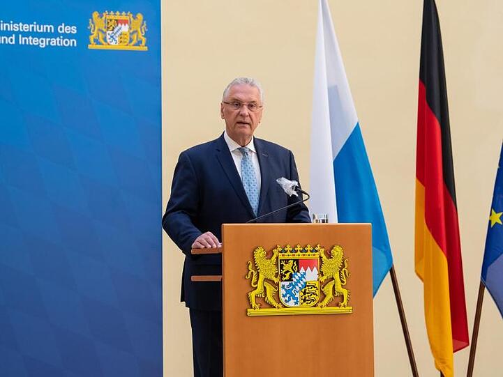Joachim Herrmann (CSU) spricht während einer Pressekonferenz. Foto: Sven Hoppe/dpa/Archivbild