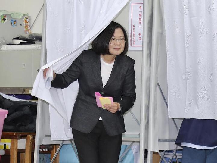 Taiwans chinakritische Präsidentin Tsai Ing-wen vor der Stimmabgabe in Taipeh.