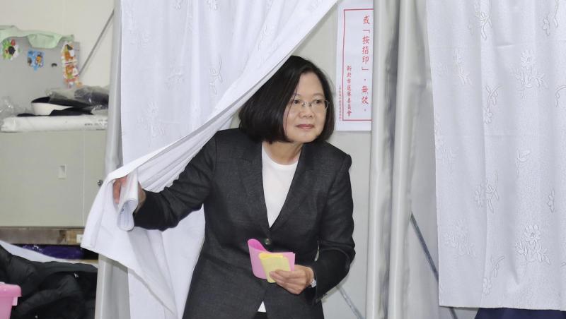 Taiwans chinakritische Präsidentin Tsai Ing-wen vor der Stimmabgabe in Taipeh. Taiwans chinakritische Präsidentin Tsai Ing-wen vor der Stimmabgabe in Taipeh.