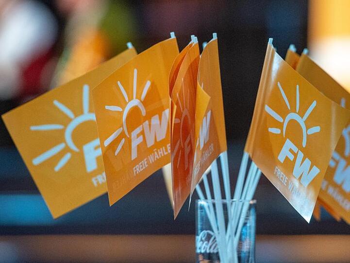 Fähnchen mit dem Logo der Freien Wähler stehen auf einem Tisch. Foto: Armin Weigel/Archiv