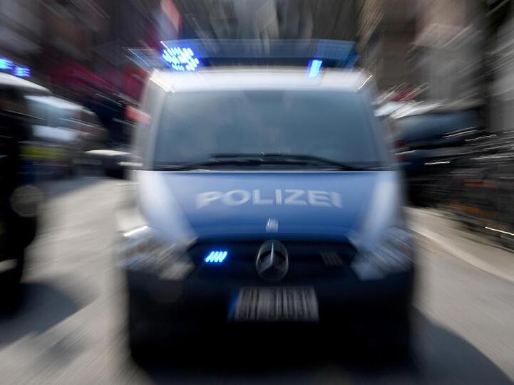 Polizeiwagen mit Blaulicht. Foto: Carsten Rehder/dpa/Symbolbild