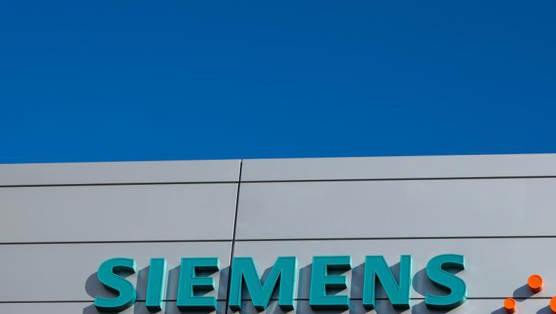 Logo und Schriftzüge am Hauptquartier des Medizintechnikkonzerns Siemens Healthineers.