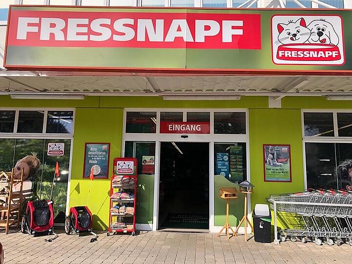 Im Fressnapf Erding finden Sie auf 710m² alles für Ihre Fellnasen und Haustiere. Verwöhnen sie Ihren Liebling mit Kauartikeln und Snacks oder erfreuen sich an der großen Auswahl an Tiefkühl/Barfartikeln. Unsere Mitarbeiter stehen Ihnen gerne beratend zur Seite – wir versprechen Ihnen eine dauerhaft gute Qualität.