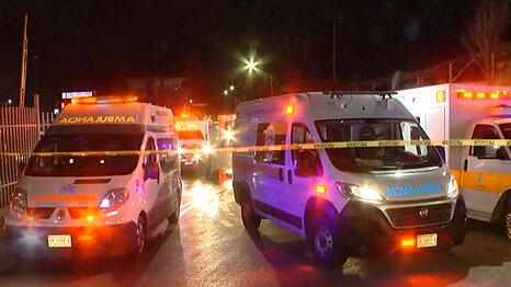 Rettungskräfte vor der Migrantenunterkunft im mexikanischen Ciudad Juarez. Bei einem Brand starben dort Dutzende Menschen.