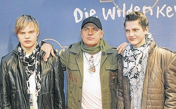 Lässiges Künstler-Trio: Ochsenknecht mit seinen Söhnen Wilson Gonzalez (l.) und Jimi Blue, die auch beide Musik machen.