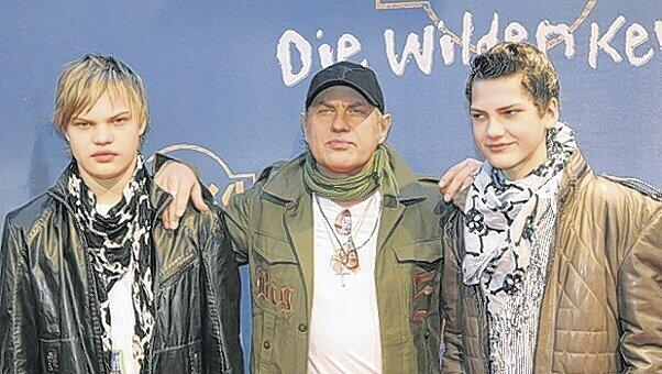 Lässiges Künstler-Trio: Ochsenknecht mit seinen Söhnen Wilson Gonzalez (l.) und Jimi Blue, die auch beide Musik machen. Lässiges Künstler-Trio: Ochsenknecht mit seinen Söhnen Wilson Gonzalez (l.) und Jimi Blue, die auch beide Musik machen.