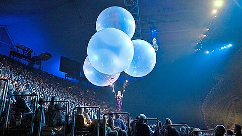 Der Cirque du Soleil verlässt im Programm "Corteo" gerne mal die Arena und schwebt durch Publikum.