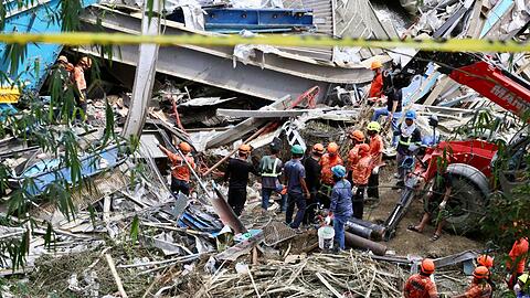 Noch hoffen die Retter auf Lebenszeichen.