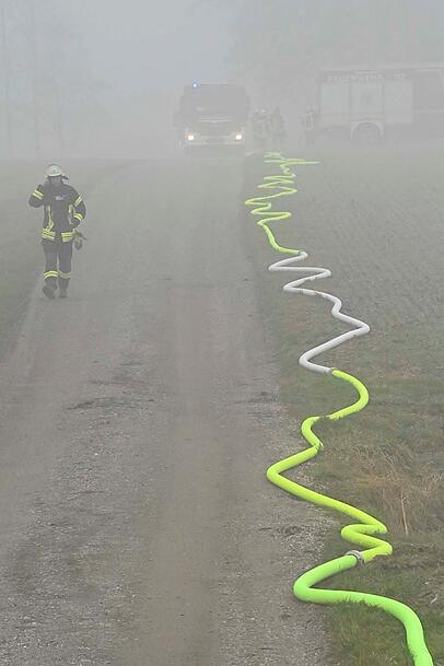 Da die L&ouml;schwasserversorgung unzureichend war, mussten bis zu 800 Meter lange F&ouml;rderleitungen zu zwei Weihern verlegt werden.