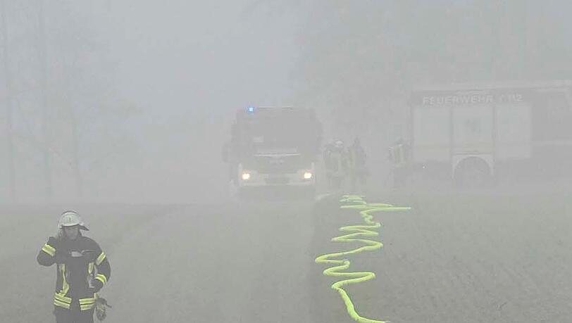 Da die Löschwasserversorgung unzureichend war, mussten bis zu 800 Meter lange Förderleitungen zu zwei Weihern verlegt werden. Da die Löschwasserversorgung unzureichend war, mussten bis zu 800 Meter lange Förderleitungen zu zwei Weihern verlegt werden.