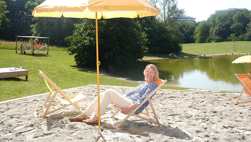 Ein Sandplatz mit Liegestühlen am Ufer des Ostparksees: Bärbel Girardin vom Bezirksausschuss Ramersdorf-Perlach scheint’s zu gefallen. Ein Sandplatz mit Liegestühlen am Ufer des Ostparksees: Bärbel Girardin vom Bezirksausschuss Ramersdorf-Perlach scheint’s zu gefallen.