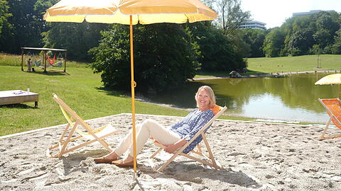 Ein Sandplatz mit Liegest&uuml;hlen am Ufer des Ostparksees: B&auml;rbel Girardin vom Bezirksausschuss Ramersdorf-Perlach scheint&rsquo;s zu gefallen.