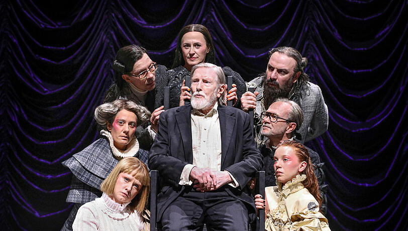 King Lear (Manfred Zapatka) im Kreise der Verwandschaft (Pia H&auml;ndler, Evelyne Gugolz, Steffen H&ouml;ld, Manfred Zapatka, Barbara Horvath, Delschad Numan Khorschid, Thomas Reisinger und Elisabeth Nittka).