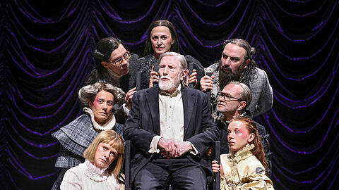 King Lear (Manfred Zapatka) im Kreise der Verwandschaft (Pia H&auml;ndler, Evelyne Gugolz, Steffen H&ouml;ld, Manfred Zapatka, Barbara Horvath, Delschad Numan Khorschid, Thomas Reisinger und Elisabeth Nittka).