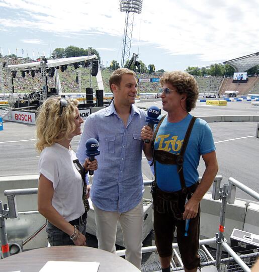 Manuel Neuer mit Comedystar Atze Schröder nd Moderatorin Christina Surer.