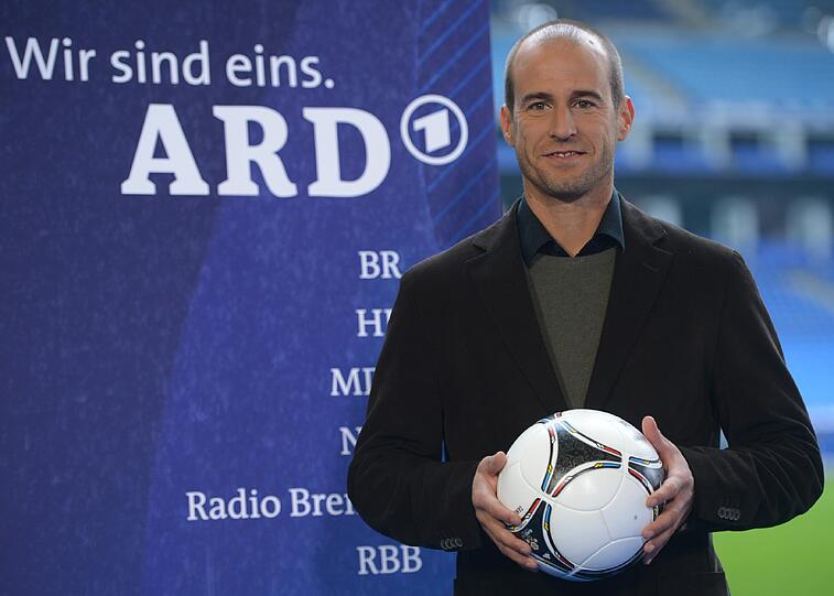 Für die ARD wird Ex-Bayern-Spieler Mehmet Scholl vom DFB-Pokalspiel zwischen Schalke und Gladbach berichten.