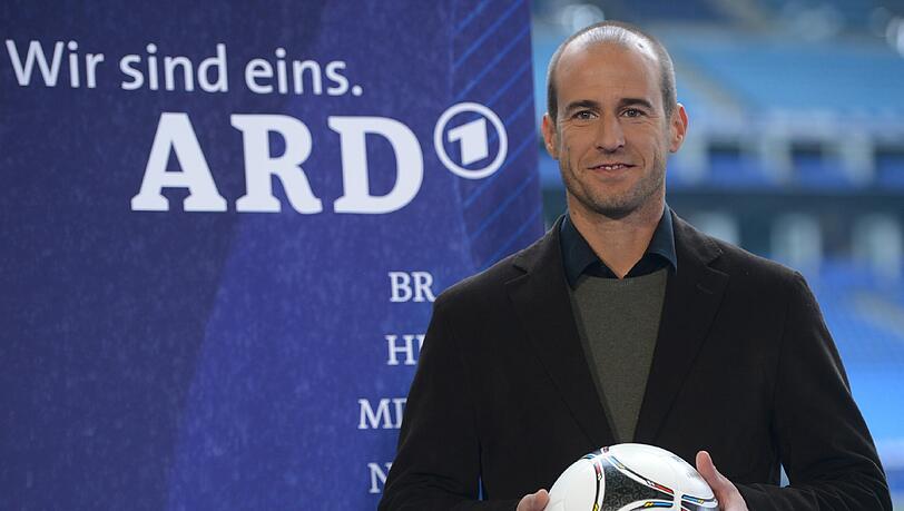Für die ARD wird Ex-Bayern-Spieler Mehmet Scholl vom DFB-Pokalspiel zwischen Schalke und Gladbach berichten. Für die ARD wird Ex-Bayern-Spieler Mehmet Scholl vom DFB-Pokalspiel zwischen Schalke und Gladbach berichten.