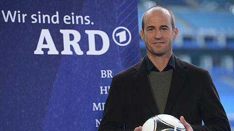 Für die ARD wird Ex-Bayern-Spieler Mehmet Scholl vom DFB-Pokalspiel zwischen Schalke und Gladbach berichten.