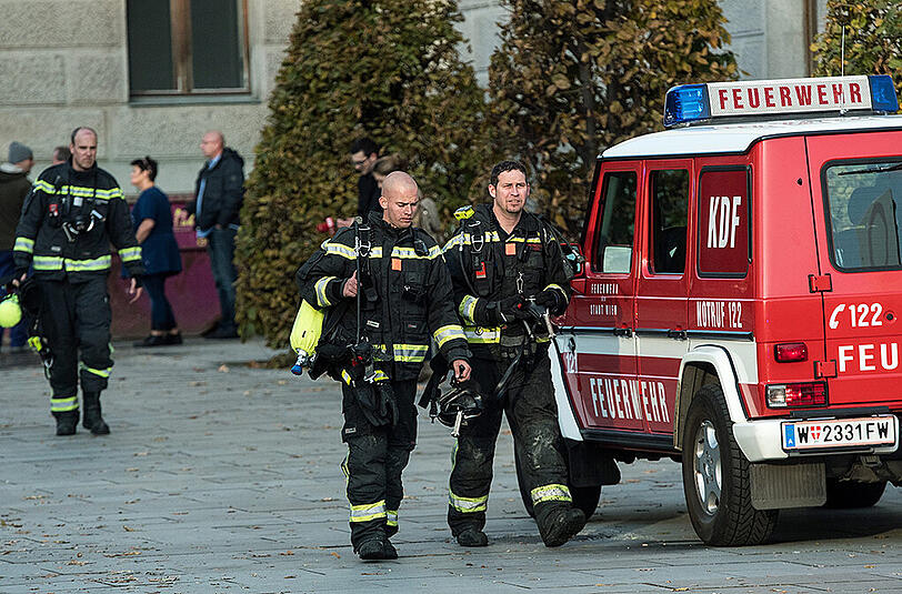 Feuerwehrmänner verlassen das Wiener Parlament.