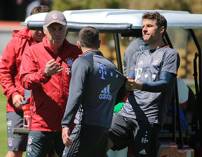 Auch Thomas Müller kam dazu und beruhigte den Franzosen.