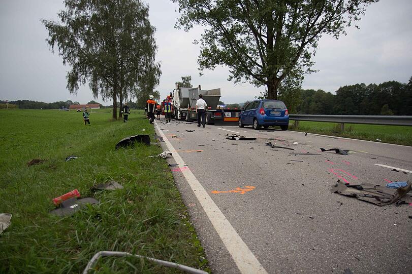 In Petting kam es am Montag zu einem schweren Unfall. Eine Frau wurde dabei tödlich verletzt, ihr Auto glich danach einem Wrack.