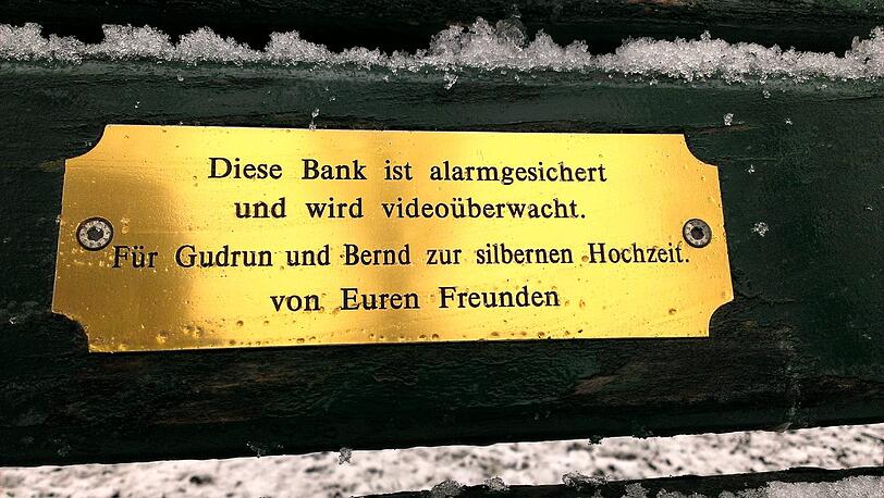 Im Englischen Garten und Nymphenburger Schlosspark haben Münchner tausende Plaketten mit Widmungen auf Parkbänken angebracht.
