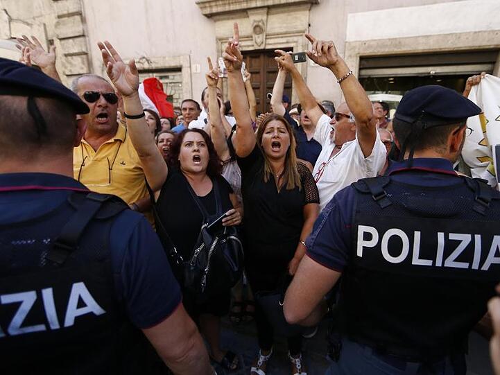 Polizeibeamte sichern eine Demonstration vor der italienischen Abgeordnetenkammer.