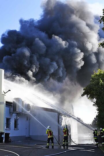 Die Feuerwehr konnte ein Abbrennen des Supermarktes nicht verhindern. Die Bilder vom Einsatzort.