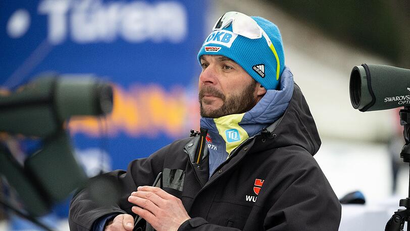 Kristian Mehringer, Disziplintrainer der Frauen, verfolgt das Training.