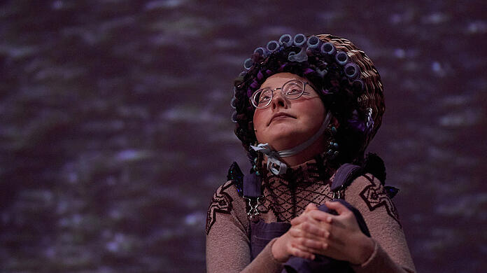 Johanna Kappauf als Antigone in Nele Jahnkes Inszenierung in der Therese-Giehse-Halle der Kammerspiele.