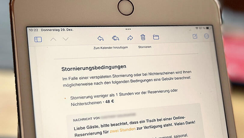 Im Rahmen einer Online-Reservierung in einem Restaurant wird auf die Stornierungsbedingungen hingewiesen. Demnach wird im Fall einer verspäteten Stornierung oder bei Nichterscheinen möglicherweise eine Gebühr von 48 Euro berechnet. (Symbolbild) Im Rahmen einer Online-Reservierung in einem Restaurant wird auf die Stornierungsbedingungen hingewiesen. Demnach wird im Fall einer verspäteten Stornierung oder bei Nichterscheinen möglicherweise eine Gebühr von 48 Euro berechnet. (Symbolbild)