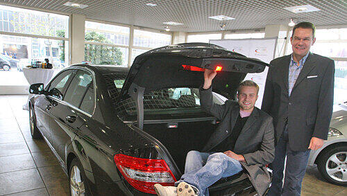 Edel, edel: Nürnbergs Hockey-Olympiasieger Max Müller (mit Mercedes-Niederlassungsleiter Matthias Matthies) mit seinem neuen Dienstgeschoss (224 PS). Die Farbe hat aber Freundin Annalena ausgesucht Edel, edel: Nürnbergs Hockey-Olympiasieger Max Müller (mit Mercedes-Niederlassungsleiter Matthias Matthies) mit seinem neuen Dienstgeschoss (224 PS). Die Farbe hat aber Freundin Annalena ausgesucht