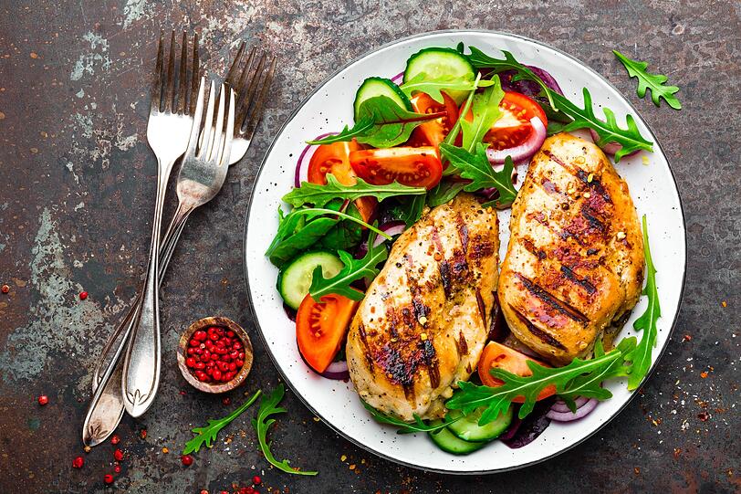 Allerdings sollte eines klar sein: besonders rotes Fleisch hat immer mehr Kalorien als Obst und Gemüse. Am besten greifen Sie bei den Fleischsorten zu einer mageren Hähnchenbrust, denn die hat etwa 75 Kalorien pro 100 Gramm. Allerdings sollte eines klar sein: besonders rotes Fleisch hat immer mehr Kalorien als Obst und Gemüse. Am besten greifen Sie bei den Fleischsorten zu einer mageren Hähnchenbrust, denn die hat etwa 75 Kalorien pro 100 Gramm.