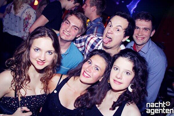 "Party, Eimer, Weiber und ne Bier mit Lorenz Büffel: Der freitag in der Naga. Mehr Bilder finden Sie unter: www.nachtagenten.de