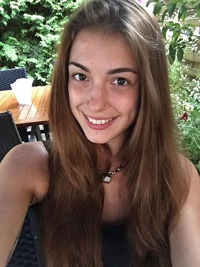 Bianca ist 25 Jahre alt, 1,73m groß und arbeitet in Dachau als Endoskopiefachschwester.