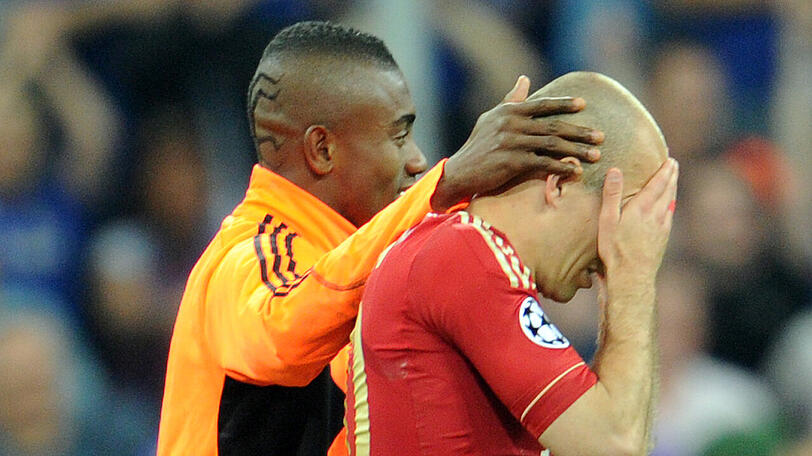 19. Mai 2012, Drama im Finale dahoam: Salomon Kalou - damals FC Chelsea, heute Hertha BSC - tröstet Arjen Robben (rechts) von Verlierer FC Bayern.