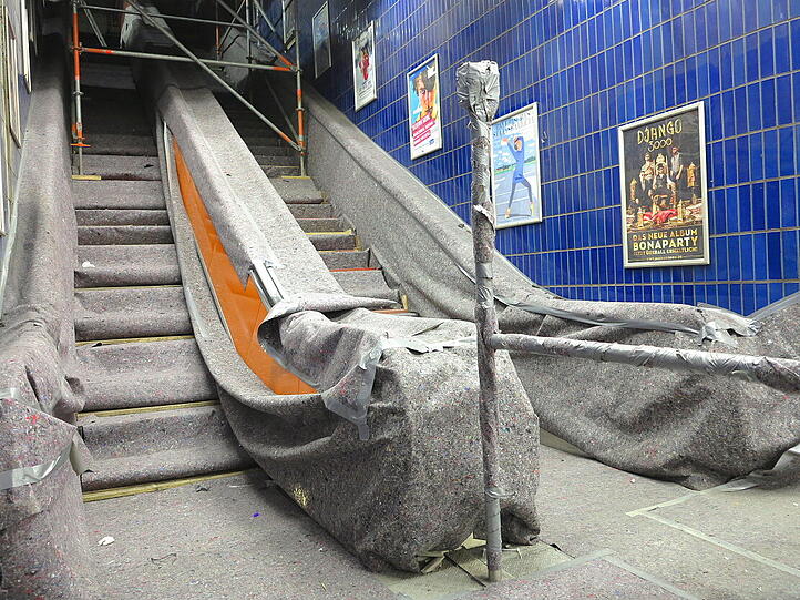 Sorgfältig eingepackt: Die Rolltreppe am Marienplatz.